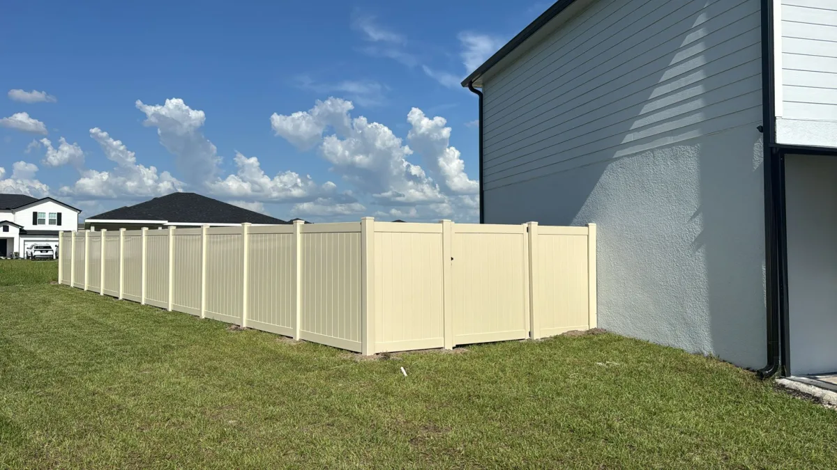 Vinyl privacy, white corner blue sky by Crystalline Home Improvement in Central Florida